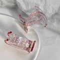 Detalle de la pinza para el pelo rosa gelatina con resorte de metal y diseño antideslizante - Rosa Transparente