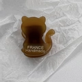 Détail de la pince à cheveux chat marron ambre avec l'inscription dorée France Handmade - Forme de chat / Brun lait
