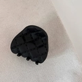 Detail der mattschwarzen herzförmigen Haarklammer mit klassischem Steppmuster-Design - Herz Gesteppter Stil / Schwarz (Herz-Stil)