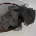Dettaglio di un grande fiocco per capelli nero in organza multistrato su vassoio - Nero