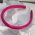 Dettaglio di un cerchietto in raso spesso color magenta con trama di tessuto lucido - Rosa Rossa