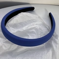 Dettaglio del cerchietto in tessuto blu reale con fodera interna nera antiscivolo di qualità - Blu Klein