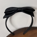 Detalle de la diadema de satén negro con lazo de doble capa y elegante acabado brillante - Estilo Lazo en Medio / Negro