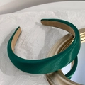 Dettaglio del cerchietto imbottito in raso verde scuro con rivestimento antiscivolo - Verde Scuro