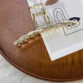 Dettaglio molletta per capelli dorata con perle eleganti e strass scintillanti - Dritto Perla Strass