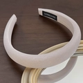 Détail d'un serre-tête épais en éponge avec tissu côtelé beige et étiquette Hand Made - Rose Lotus Clair