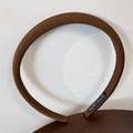 Dettaglio del cerchietto in tessuto marrone con etichetta tessuta nera HAND MADE all'interno - Marrone