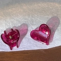 Détail de petites pinces à cheveux en forme de cœur magenta translucide avec ressort - Rose rouge