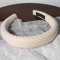 Détail du bandeau tricoté crème avec texture en spirale et étiquette Handmade - Abricot