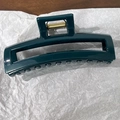 Détail d'une grande pince à cheveux rectangulaire vert foncé avec ressort en métal doré - Vert Foncé