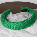Détail du bandeau tricoté vert avec étiquette fait main et texture tressée - Vert