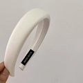 Detalle de la diadema de esponja blanca hecha a mano con textura de cuero y etiqueta - Blanco Leche