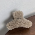Primer plano de la pequeña pinza de pelo de felpa caqui con textura de lana de cordero - Café Claro