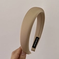 Vue détaillée de la texture du serre-tête en satin champagne avec son étiquette fait main - Kaki clair