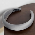 Detalle de la diadema de satén gris acolchada con la etiqueta interior hecha a mano - Gris