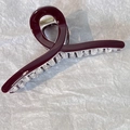 Dettaglio di un fermaglio per capelli bordeaux da 13cm con denti trasparenti e molla - Borgogna