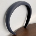 Detalle de diadema acolchada gris con acabado satinado y forro antideslizante negro - Estilo Satén Liso / Azul grisáceo