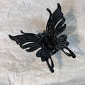 Vista dettagliata della molletta per capelli a farfalla nera stile metallo liquido gothic - Nero
