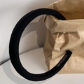 Detalle de la diadema de punto negro con una etiqueta tejida a mano en blanco - Negro