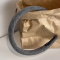 Detalle de diadema de punto gris con purpurina plateada y etiqueta tejida 'HAND MADE' - Gris