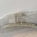 Dettaglio della grande pinza per capelli in metallo dorato con perle e strass lucenti - Mix di Perle Artificiali e Strass