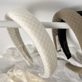Detalle de diademas acolchadas con tejido de diamantes en colores beige y negro mate - Blanco Crema