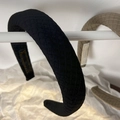 Detalle de las diademas acolchadas en negro y beige con textura de rombos suaves - Negro