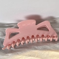 Detailansicht einer großen hellrosa Haarklammer mit glänzender Oberfläche - Rosa