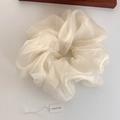 Vista detallada de coletero gigante de organza beige con textura suave y etiqueta - Beige