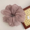 Detalle de coletero de organza malva de gran tamaño con pliegues y textura de malla - Rosa