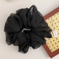 Detalle de coletero gigante de organza negra con textura ligera y capas de pliegues - Negro