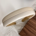 Détail d'un serre-tête rembourré en similicuir beige avec doublure antidérapante - Kaki