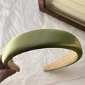 Dettaglio del cerchietto imbottito in raso verde erba con finitura liscia e setosa - Verde matcha
