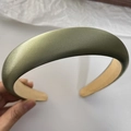 Dettaglio del cerchietto spesso in raso verde oliva con fodera interna beige antiscivolo - Verde