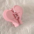 Dettaglio di una pinza per capelli a forma di cuore rosa chiaro lucido con molla - Cuore a doppio strato