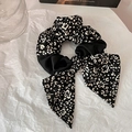 Dettaglio di un grande elastico francese con fiocco a motivi floreali in bianco e nero - Nero Floreale