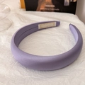 Dettaglio della finitura in raso viola del cerchietto spesso su sfondo di carta bianca - Viola