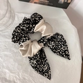 Dettaglio dell'elastico per capelli leopardato in raso champagne con lunghi nastri eleganti - Cachi Floreale