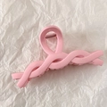 Dettaglio del fermaglio rosa che mostra la molla resistente e la presa sicura sui capelli - Intrecciato