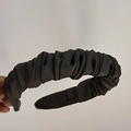 Nahaufnahme des plissierten Satin-Haarreifs mit feiner Stoffstruktur in tiefem Kaffeebraun - Dunkelgrau