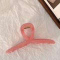 Detalle de pinza para el pelo rosa coral de 13cm con resorte metálico dorado y acabado brillo - Cruzado / Grande / Rojo Pomelo