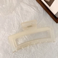 Primer plano de pinza para el cabello grande de 13 cm color crema con acabado liso - Rectangular / Grande / Beige