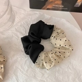 Détail d'un chouchou français vintage en satin noir et maille beige à pois rétro - Noir