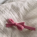 Dettaglio di un fermaglio per capelli a fiocco rosa dolce con finitura lucida su pizzo - Rosa Fucsia