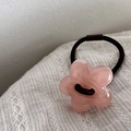 Dettaglio di un elastico per capelli a fiore in resina rosa con texture gelatina - Rosa
