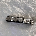 Dettaglio macro della molletta francese con strass a cuore e perle bianche eleganti - Nero