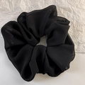 Nahaufnahme von übergroßem schwarzen Chiffon-Haargummi mit weicher Faltenstruktur - Schwarz