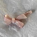 Détail du nœud rose en acétate avec motif marbré et inscription France Handmade - Rose & Blanc