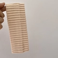 Primer plano de la diadema de punto acanalado beige con textura elástica y tela suave - Albaricoque