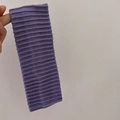 Detalle de diadema de punto lavanda con textura elástica de canalé y suavidad - Púrpura